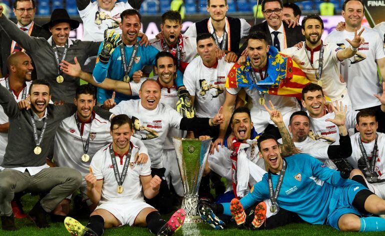 Jugadores y cuerpo técnico del Sevilla celebran la consecución de la quinta Europa League lograda en Basilea ante el Liverpool (3-1)