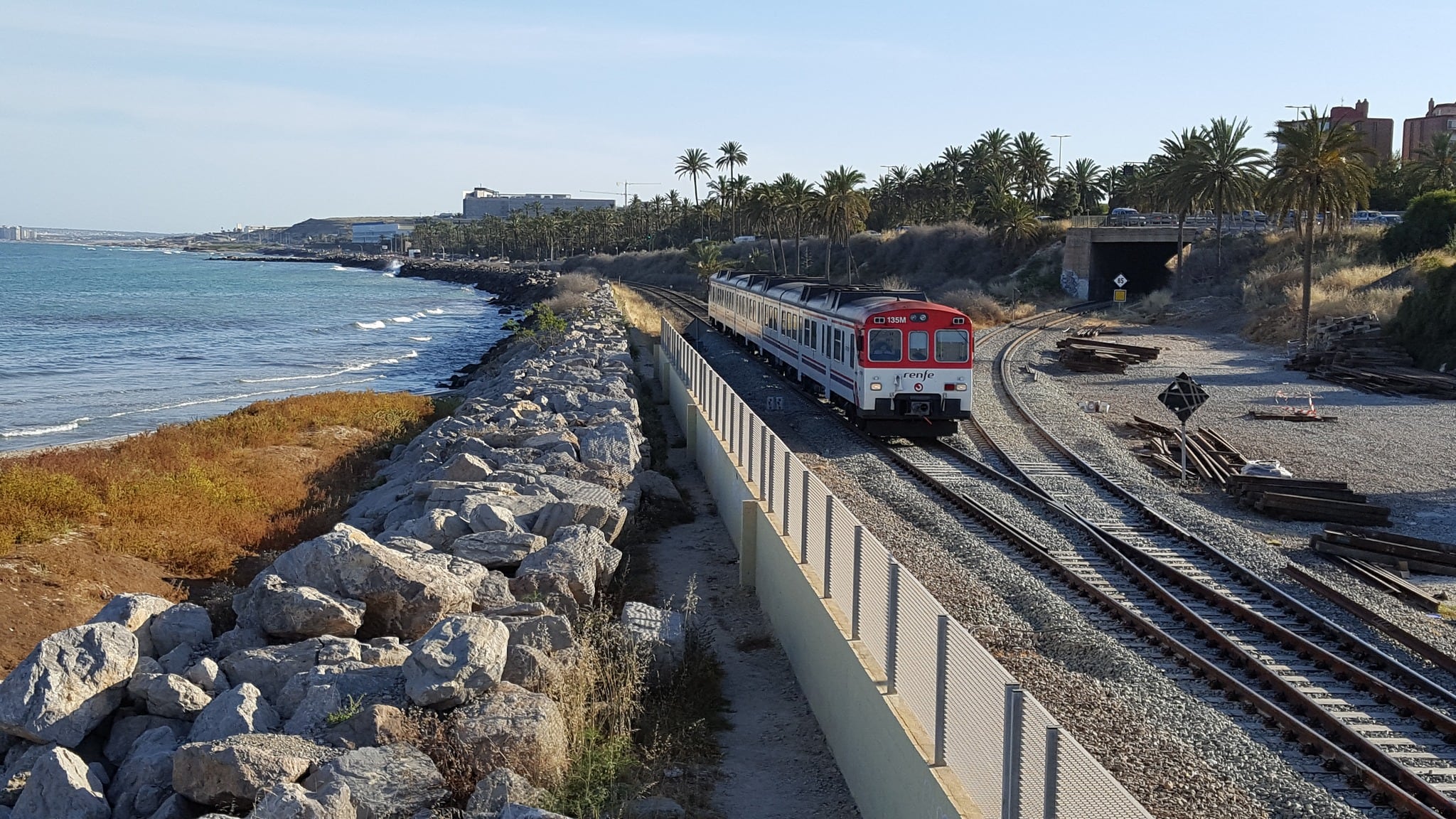 Tren de cercanías circulando por la fachada litoral, en el acceso sur de Alicante