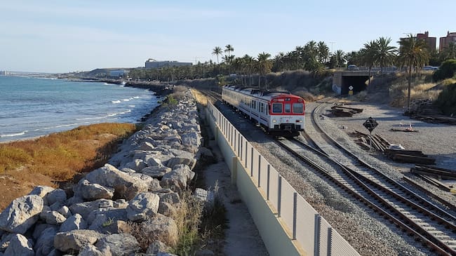 Tren de cercanías circulando por la fachada litoral, en el acceso sur de Alicante