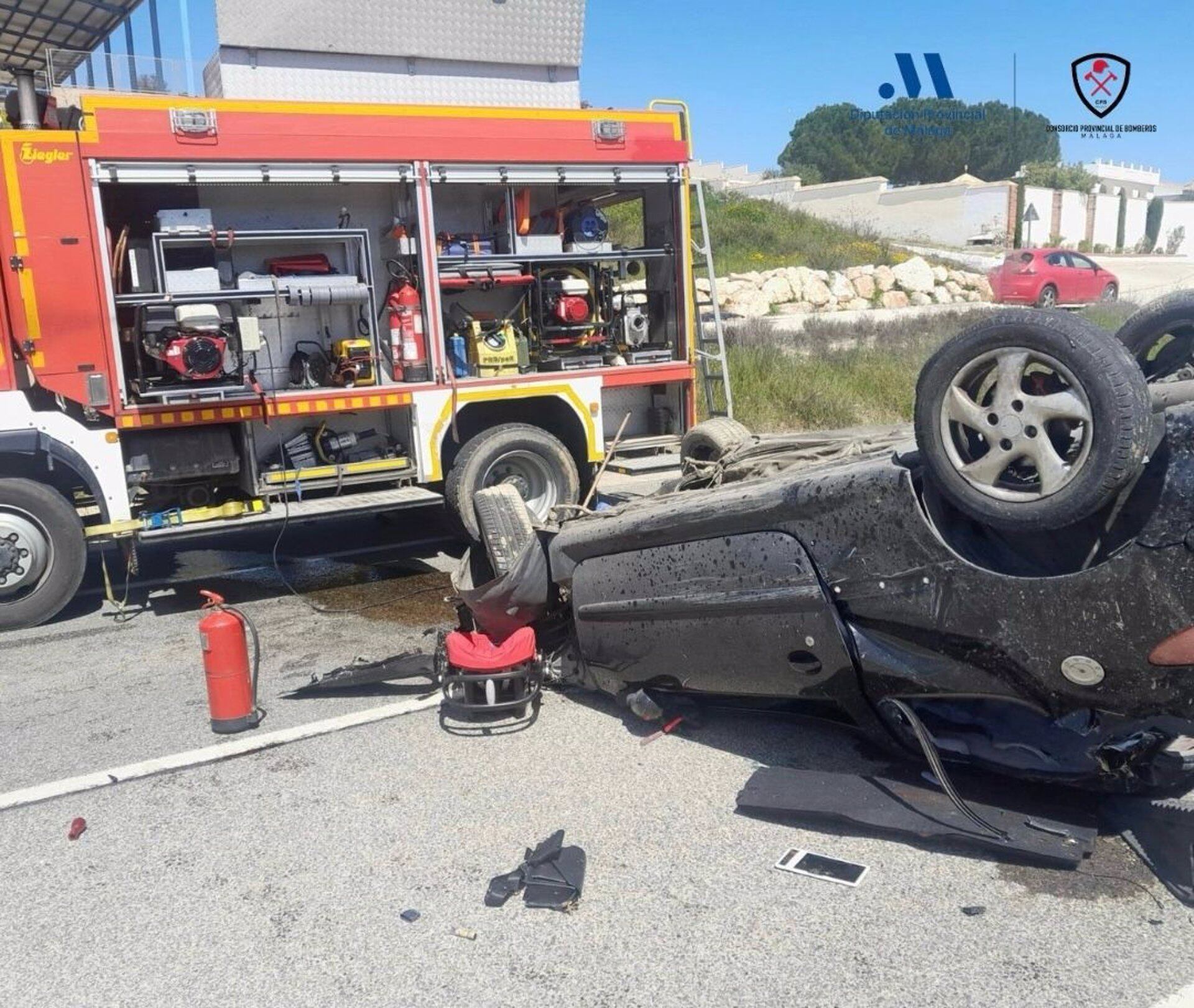 Bomberos del Consorcio de la Diputación tuvieron que excarcelar a uno de los ocupantes del vehículo siniestrado.