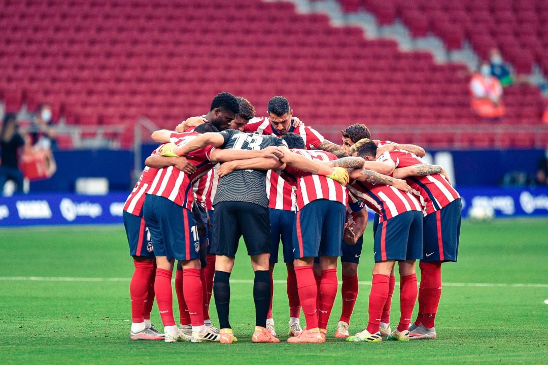 Los jugadores del Atlético de Madrid, antes del partido contra la Real Sociedad. 