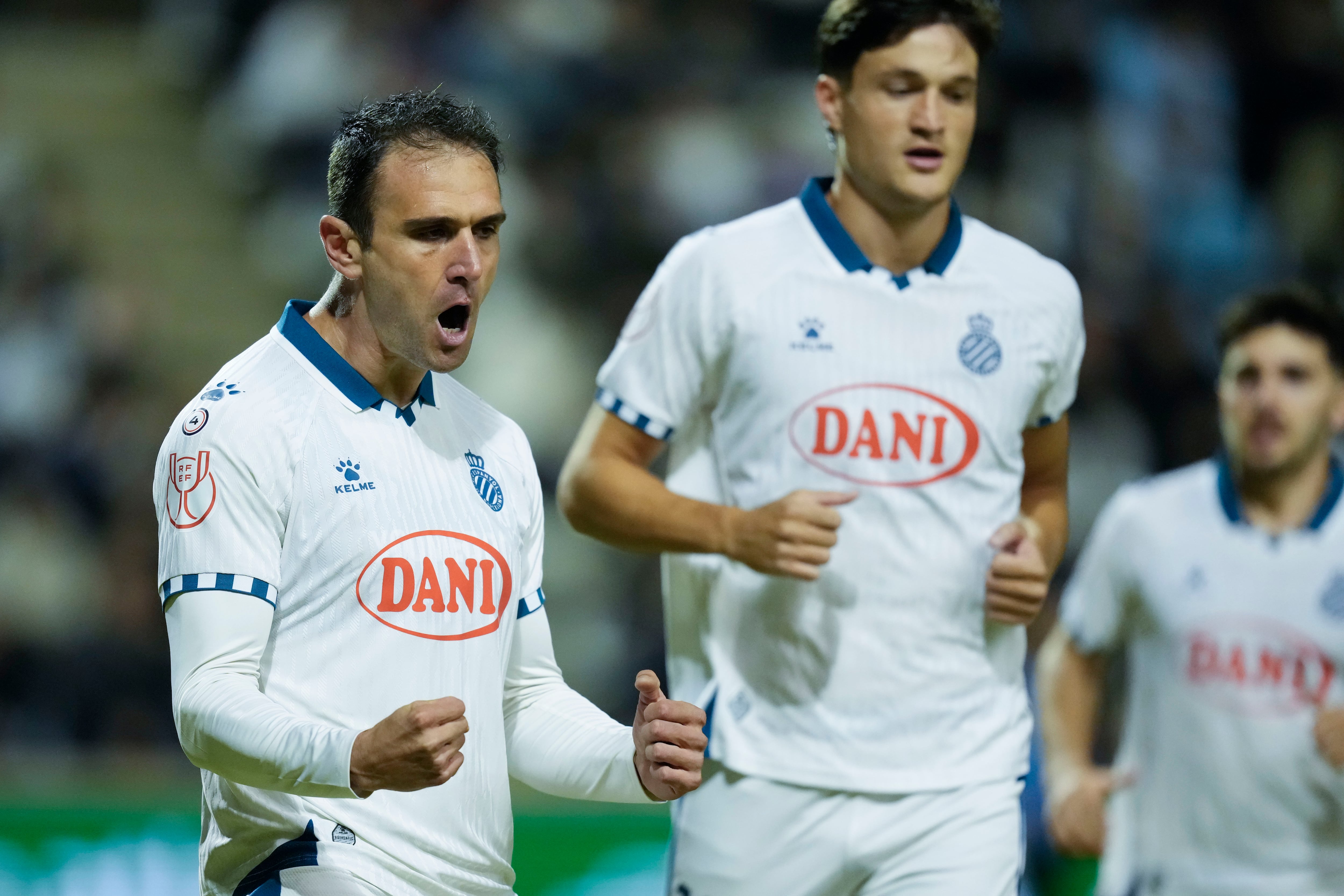 LLEIDA, 30/10/2025.- El delantero del RCD Espanyol Kike García celebra tras anotar el 1-0 durante el encuentro correspondiente a la primera ronda de la Copa de Rey entre el Atlètic Lleida y el RCD Espanyol en el Camp DEsports de Leida, este jueves. EFE/ Enric Fontcuberta
