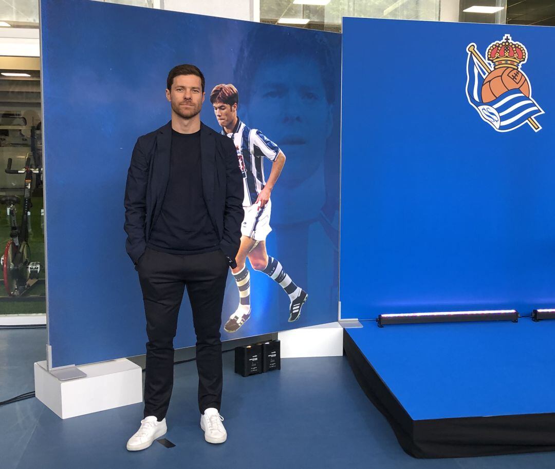 Xabi Alonso posa en su presentación en Zubieta