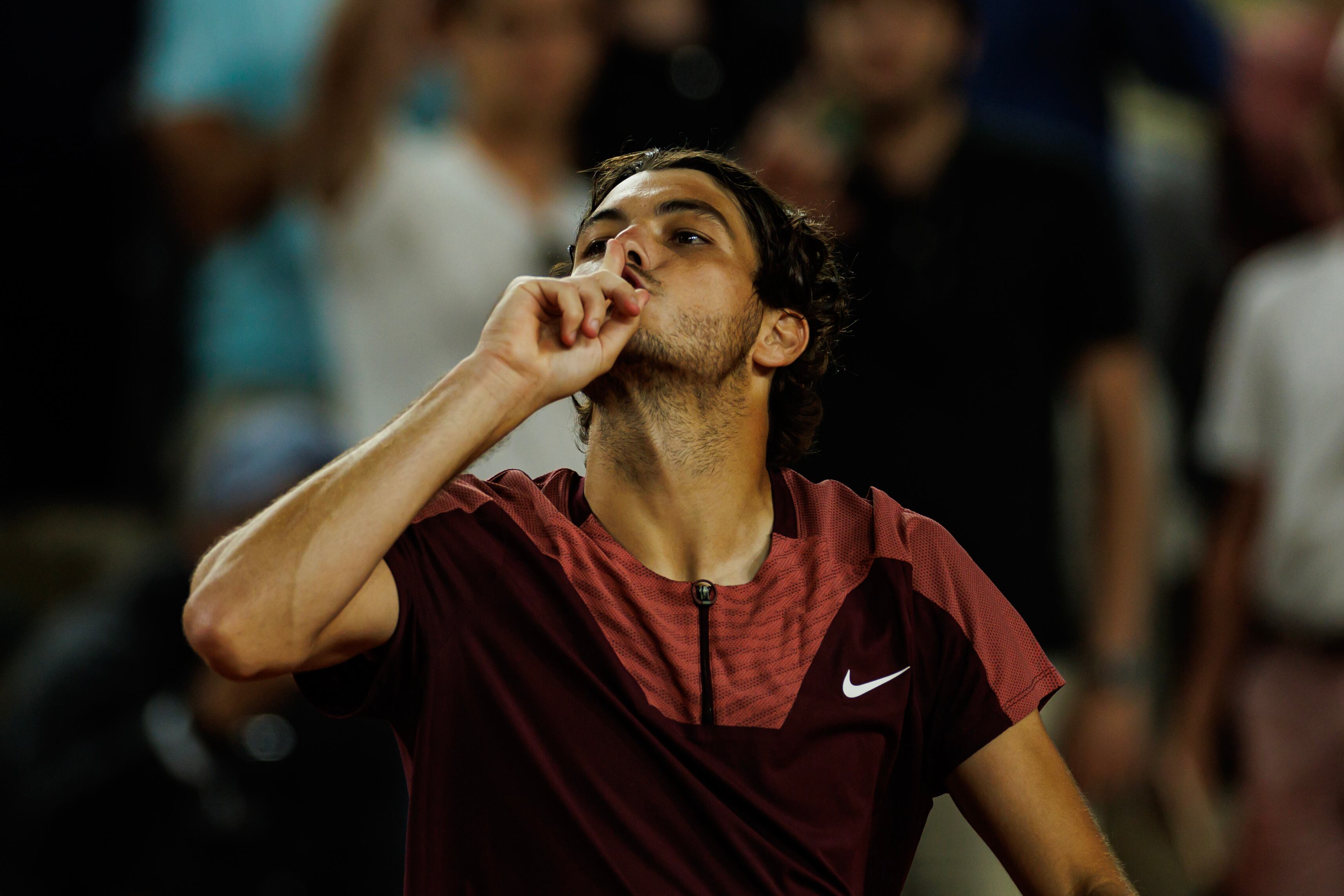 Taylor Fritz manda callar al público de Roland garros tras ser abucheado durante el partido