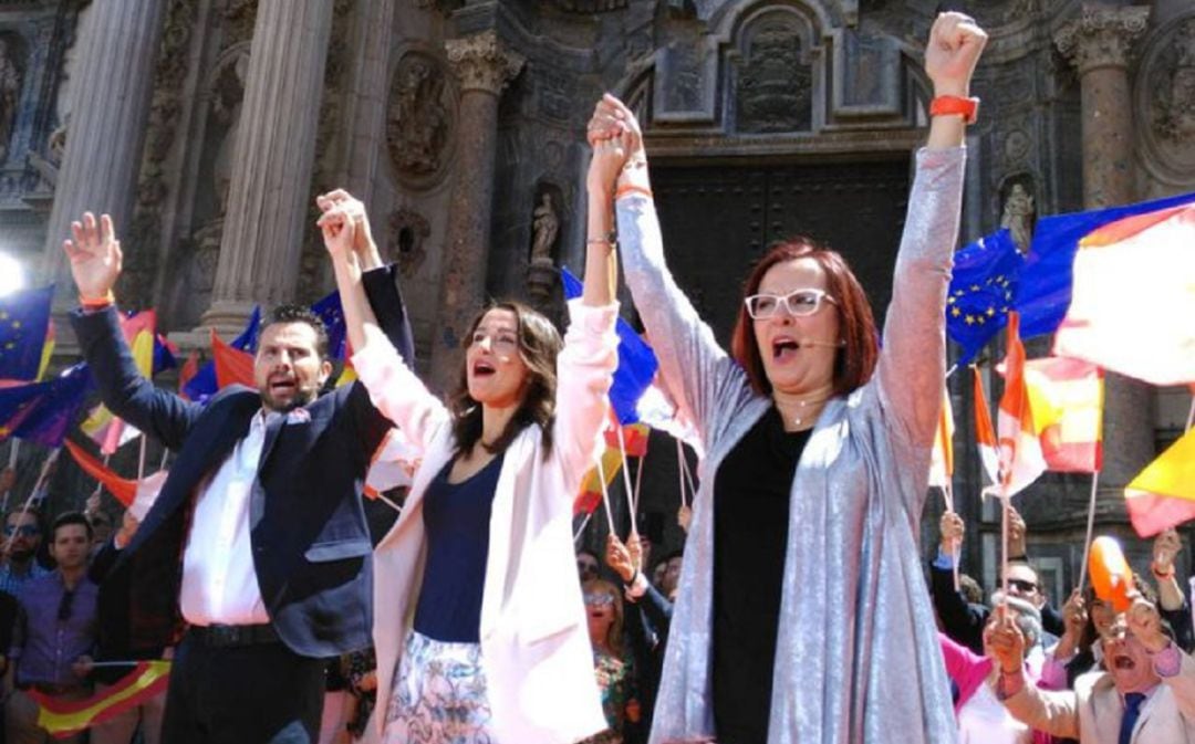 De izquierda a derecha: Mario Gómez (portavoz Cs en Murcia); Inés Arrimadas (portavoz nacional Cs) e Isabel Franco (secretaria de Comunicación y diputada regional de Cs), durante el mitin de campaña del mes de mayo.