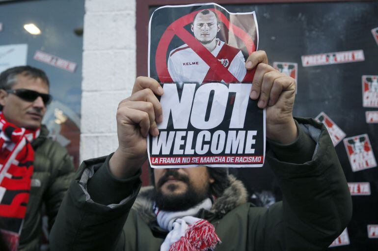 Un momento de la concentración llevada a cabo a las puertas del estadio de Vallecas en protesta por la cesión del jugador ucraniano Roman Zozulya hasta final de temporada desde el Betis, al que acusan de tener ideología neonazi