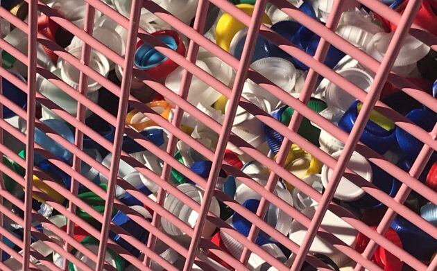 Tapones acumulados en uno de los corazones solidarios