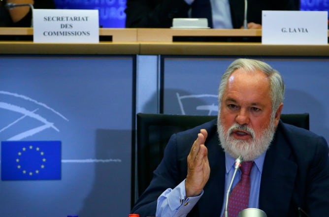 Miguel Arias Cañete, se dirige a la Comisión del Parlamento Europeo de Industria, Investigación y Energía, en el Parlamento de la Unión Europea