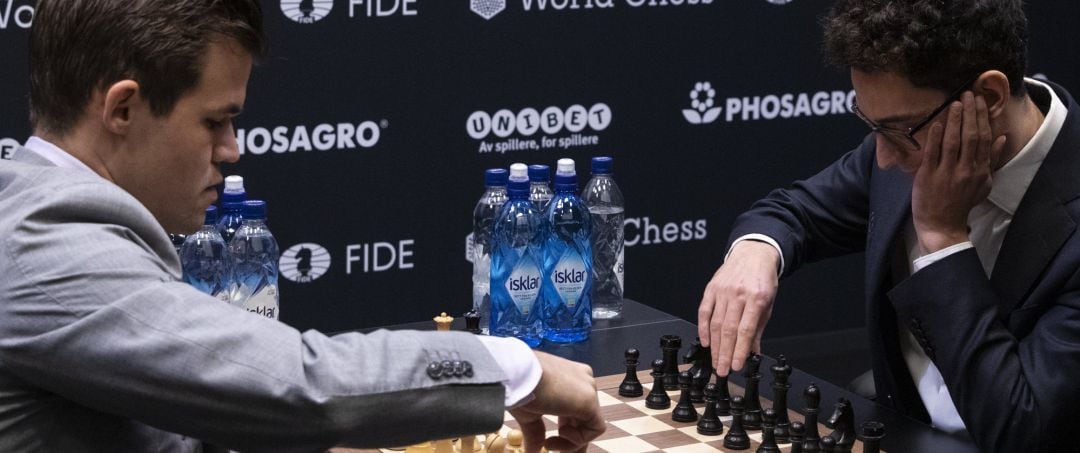 Magnus Carlsen mueve pieza para empezar una de las partidas rápidas ante Fabiano Caruana