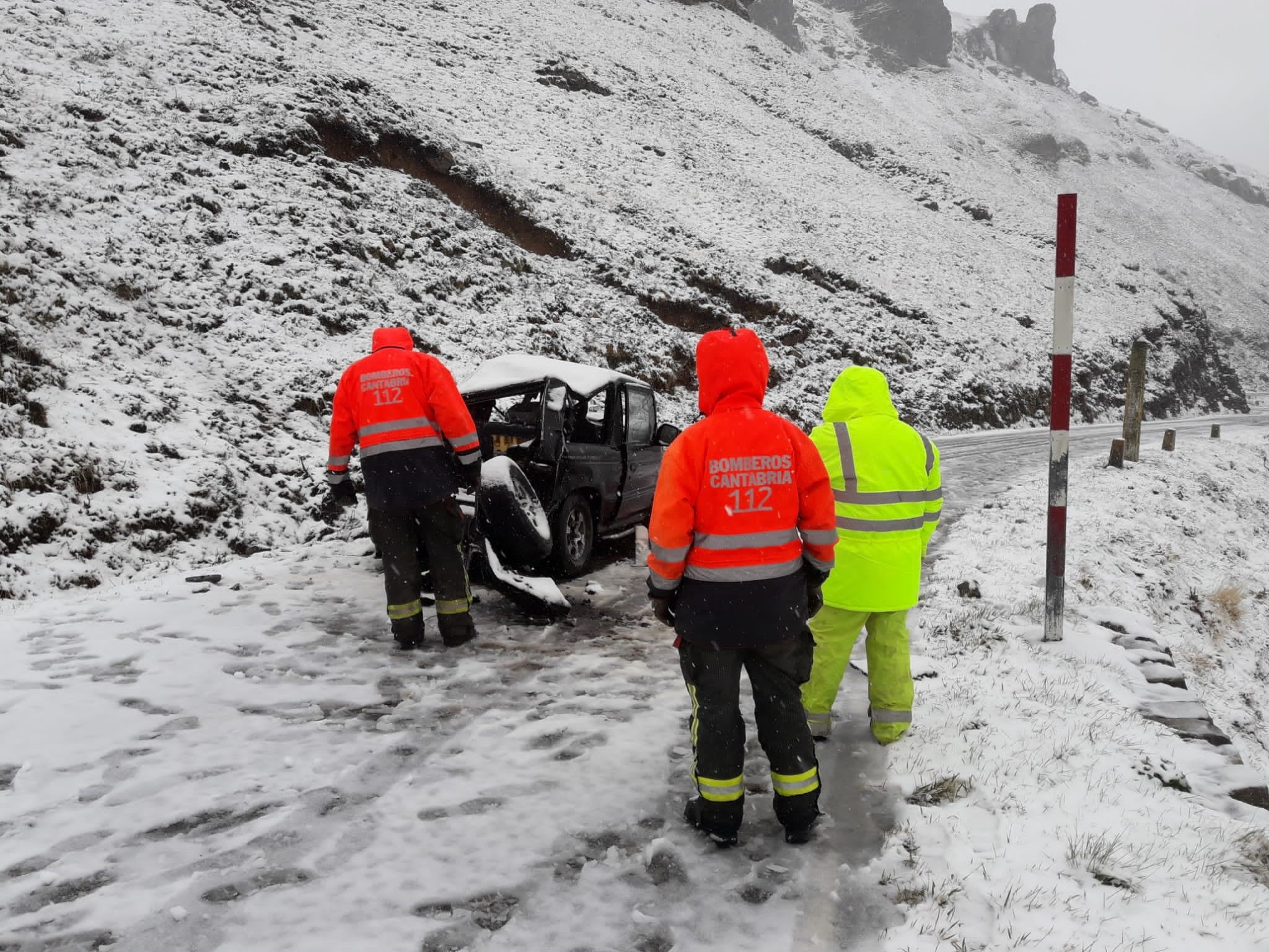 Los bomberos del 112 han tenido que extraer a la víctima del vehículo que conducía.