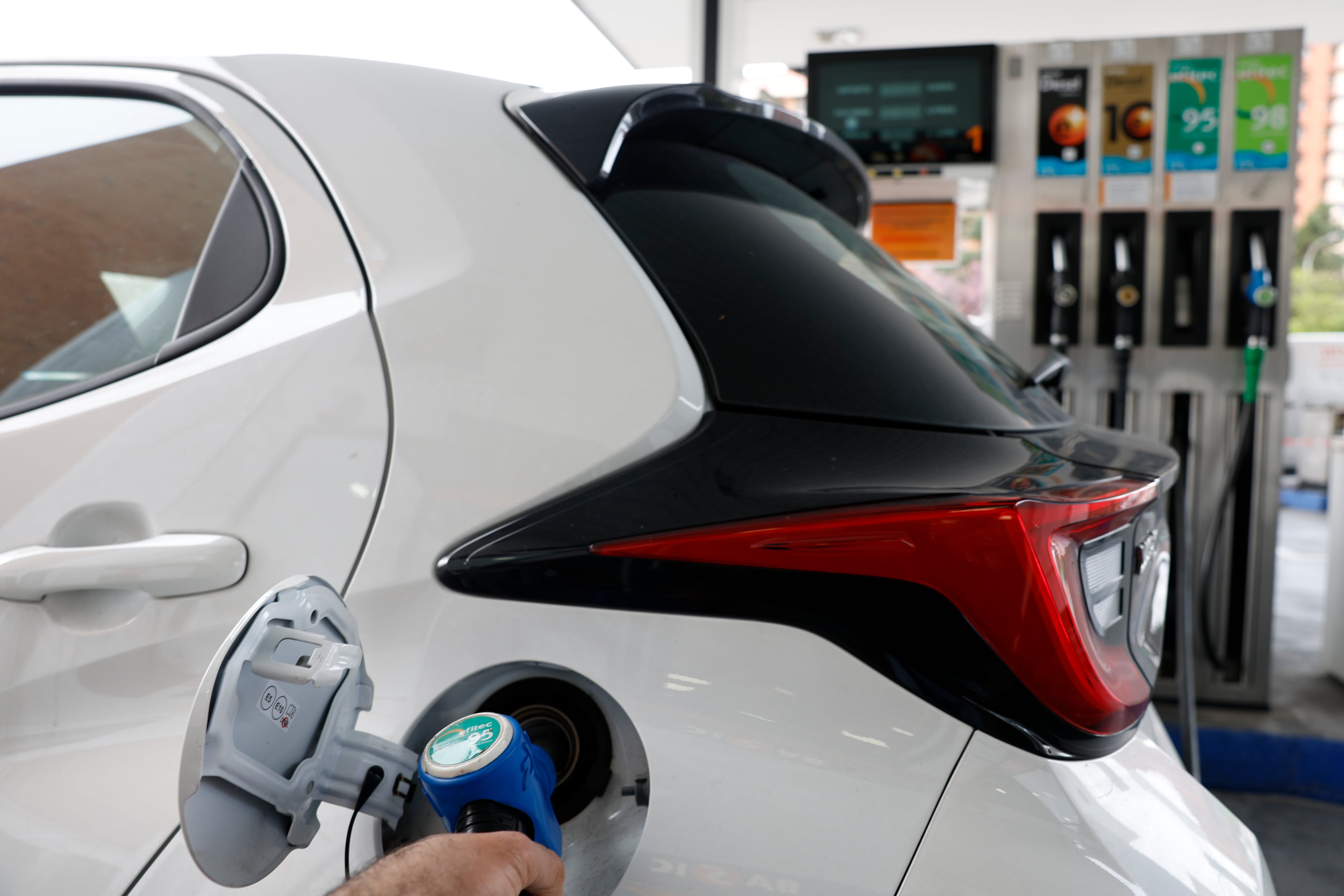 MADRID, 03/03/2026.-Vista de una gasolinera en Madrid este martes. El ataque lanzado este sábado por Estados Unidos e Israel contra Irán podría afectar de forma significativa al precio del petróleo, que podría llegar hasta 100 dólares el barril, ya que Irán posee el 10 % de las reservas mundiales de crudo. El país mantiene una producción de crudo cercana a los 3,3 millones de barriles diarios, lo que significa que es el motor económico de la República Islámica. De esa cantidad, entre el 80 % y el 90 % se exporta a China.EFE/ Mariscal