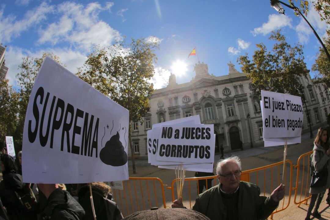 Un grupo de manifestantes protesta contra la decisión del Tribunal Supremo sobre las hipotecas, esta mañana frente al mismo edificio