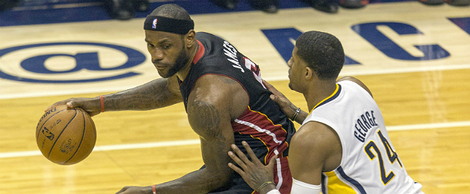 Paul George defiende a Lebron James