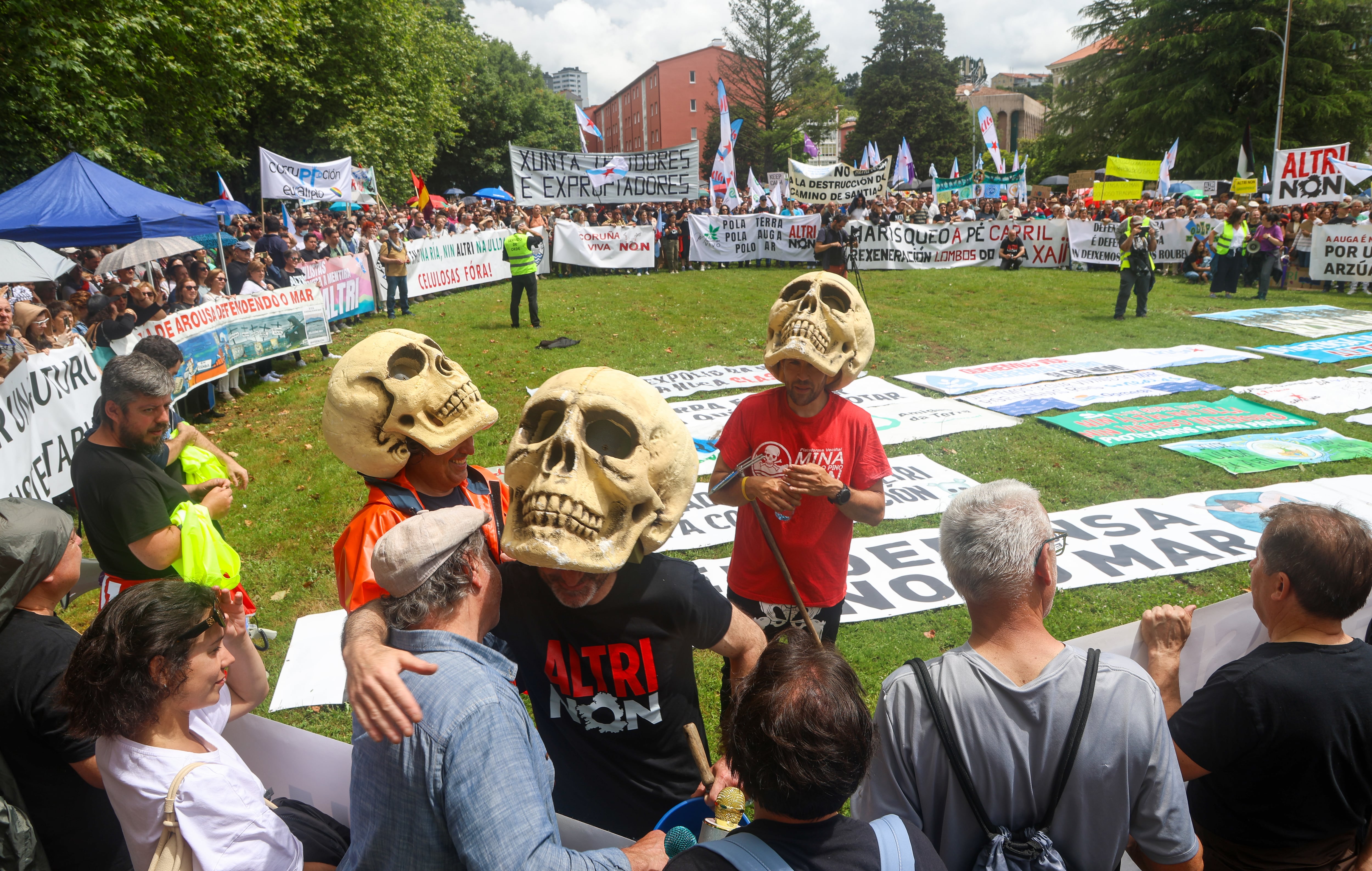 SANTIAGO DE COMPOSTELA, 30/06/2024.- Miles de personas han rodeado este domingo la sede de la Xunta de Galicia en Santiago de Compostela al grito de &quot;Atri no&quot; en una concentración que ha tenido como objeto mostrar el rechazo de la sociedad civil ante el proyecto de una macrocelulosa que la multinacional lusa quiere instalar en Palas de Rei (Lugo). EFE/Xoán Rey
