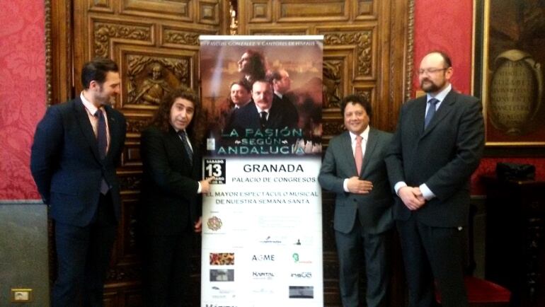 La hermandad de la Lanzada junto a Los Cantores de Híspalis presentando el espectáculo &quot;La Pasión según Andalucía&quot;