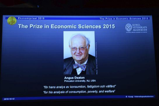 Una pantalla muestra la fotografía del británico-estadounidense Angus Deaton, ganador del premio Nobel de Economía 2015.