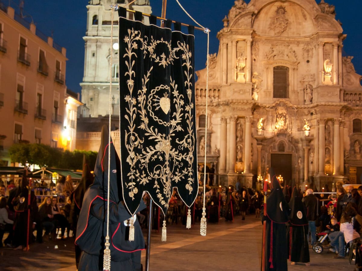 El silencio y el recogimiento toman las calles de Murcia con la procesión de la Soledad del Calvario