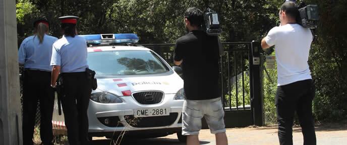 Un vehiculo de los mossos d&#039;esquadra permanece en la puerta de entrada de la finca de Fèlix Millet