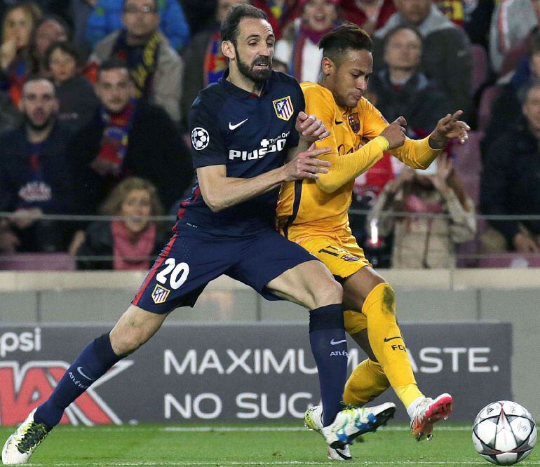 Juanfran y Neymar pugnan por un balón en el partido de ida de cuartos de la Champions