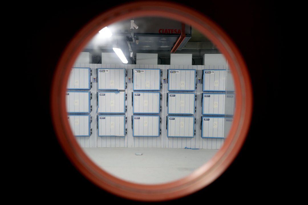 Cámaras funerarias en el edificio conocido como El Dónut, puesto a disposición de las autoridades sanitarias por la Comunidad como nueva morgue provisional.