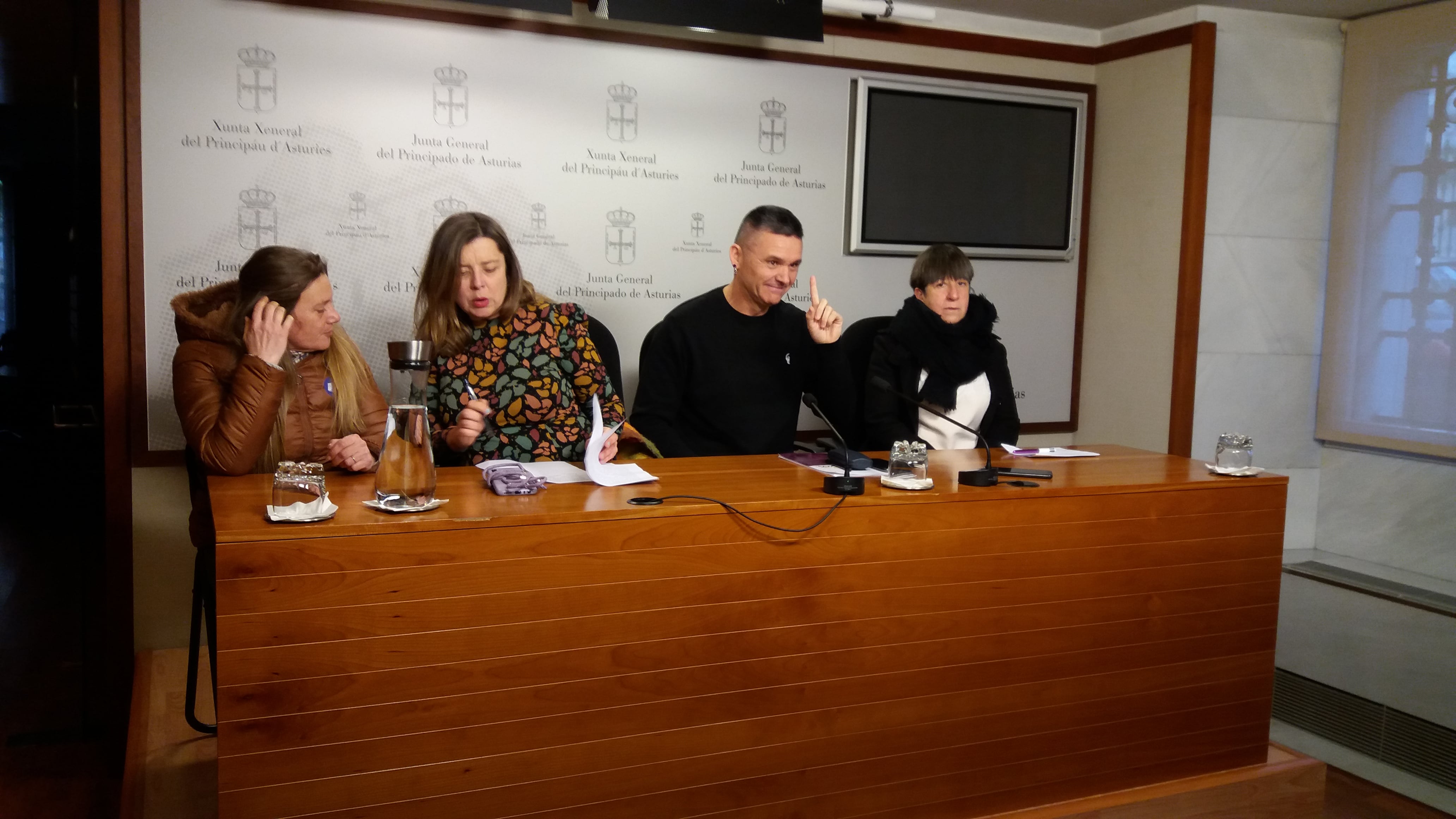 Trabajadoras de transporte de Centros de Día del ERA, junto a Ana Taboada (Somos) y el diputado Rafael Palacios (Podemos)