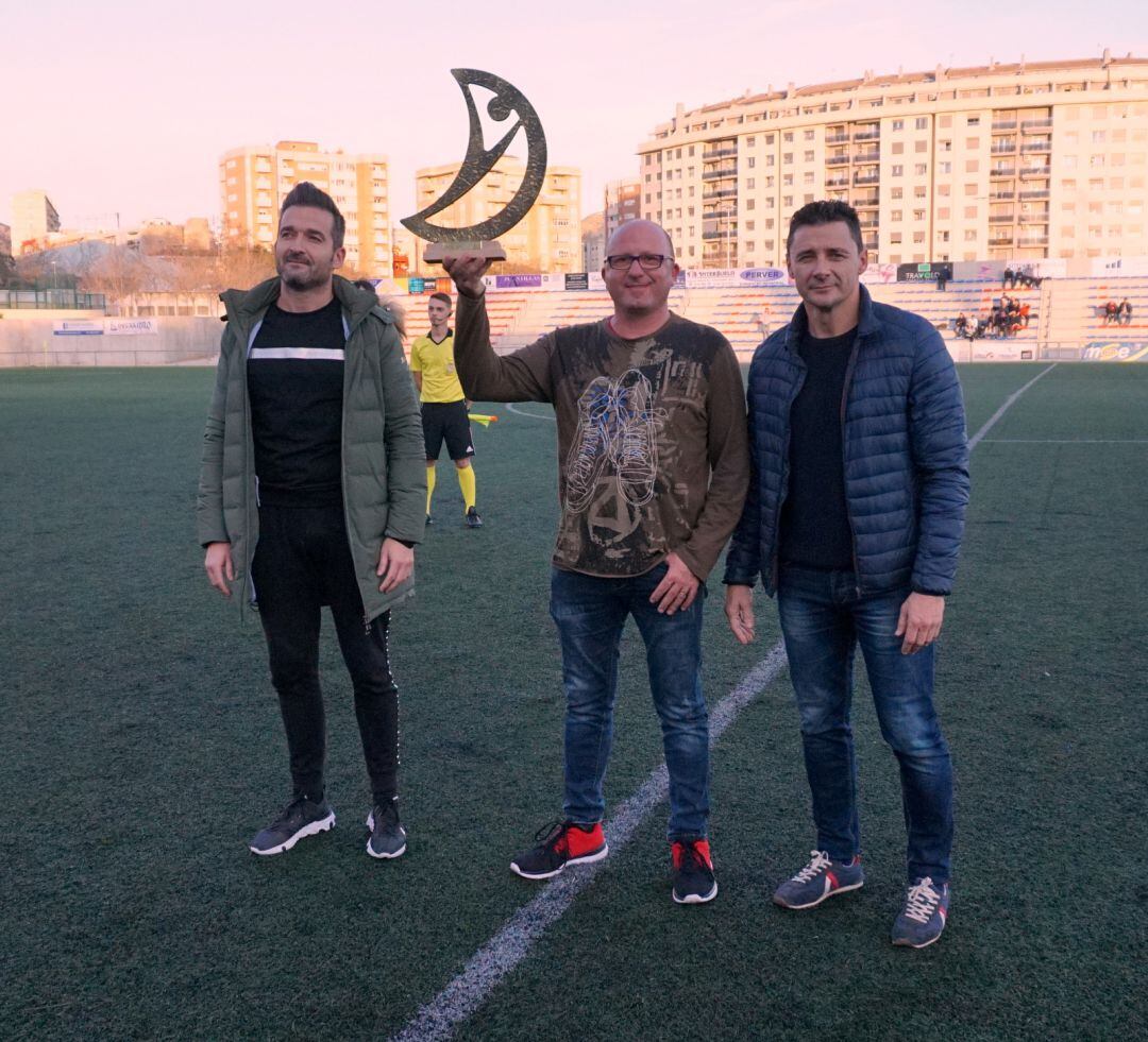 Los veteranos del Eldense ofrecieron el premio a la afición