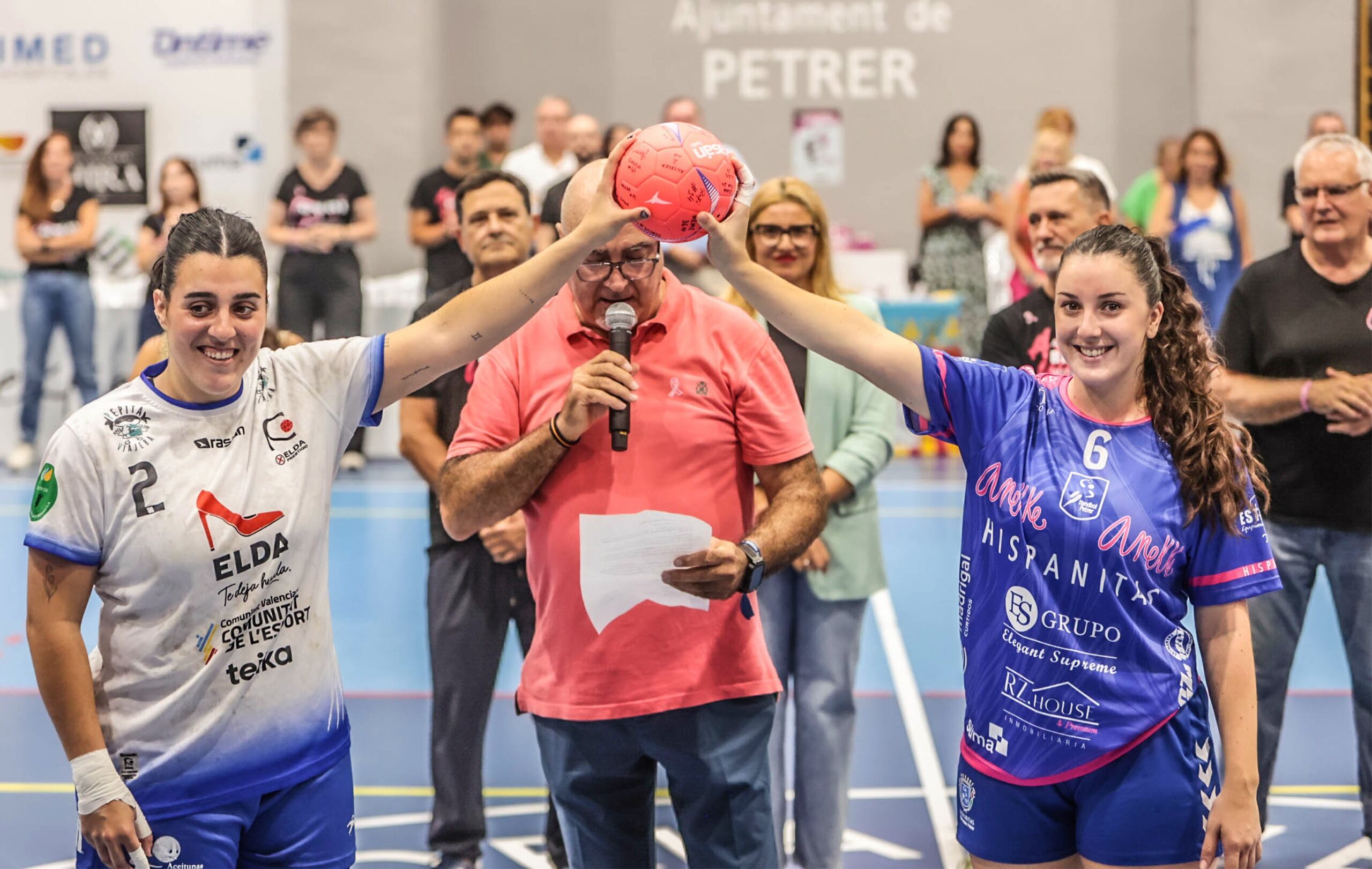 Magnífico ambiente de balonmano solidario