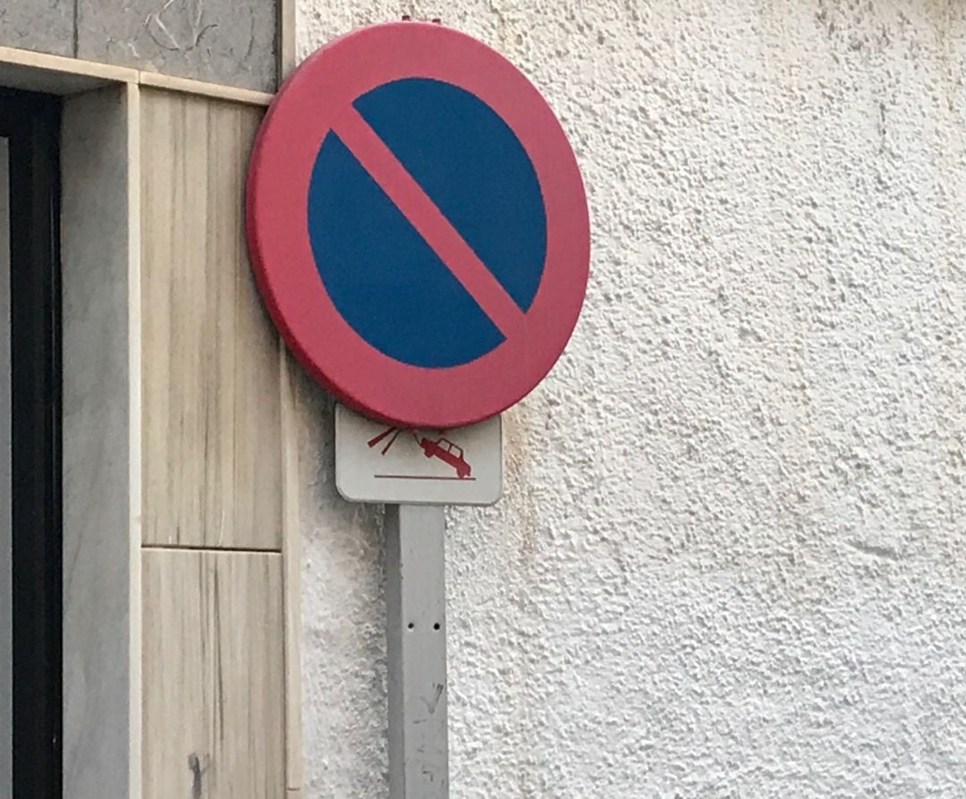 Imagen de una señal permanente de prohibido estacionar en Valdepeñas (Ciudad Real) 