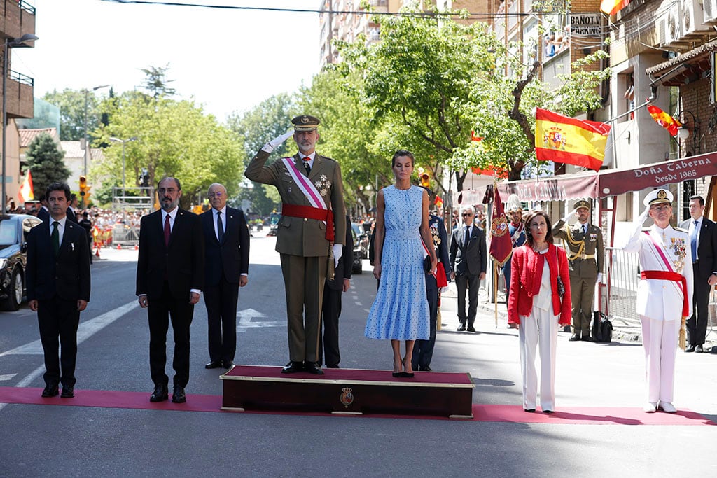 Los Reyes de España, junto a las autoridades, escucharon el Himno nacional