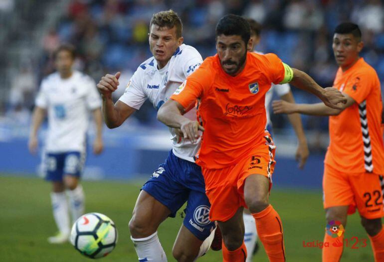 Longo pugna con un contrario por el balón