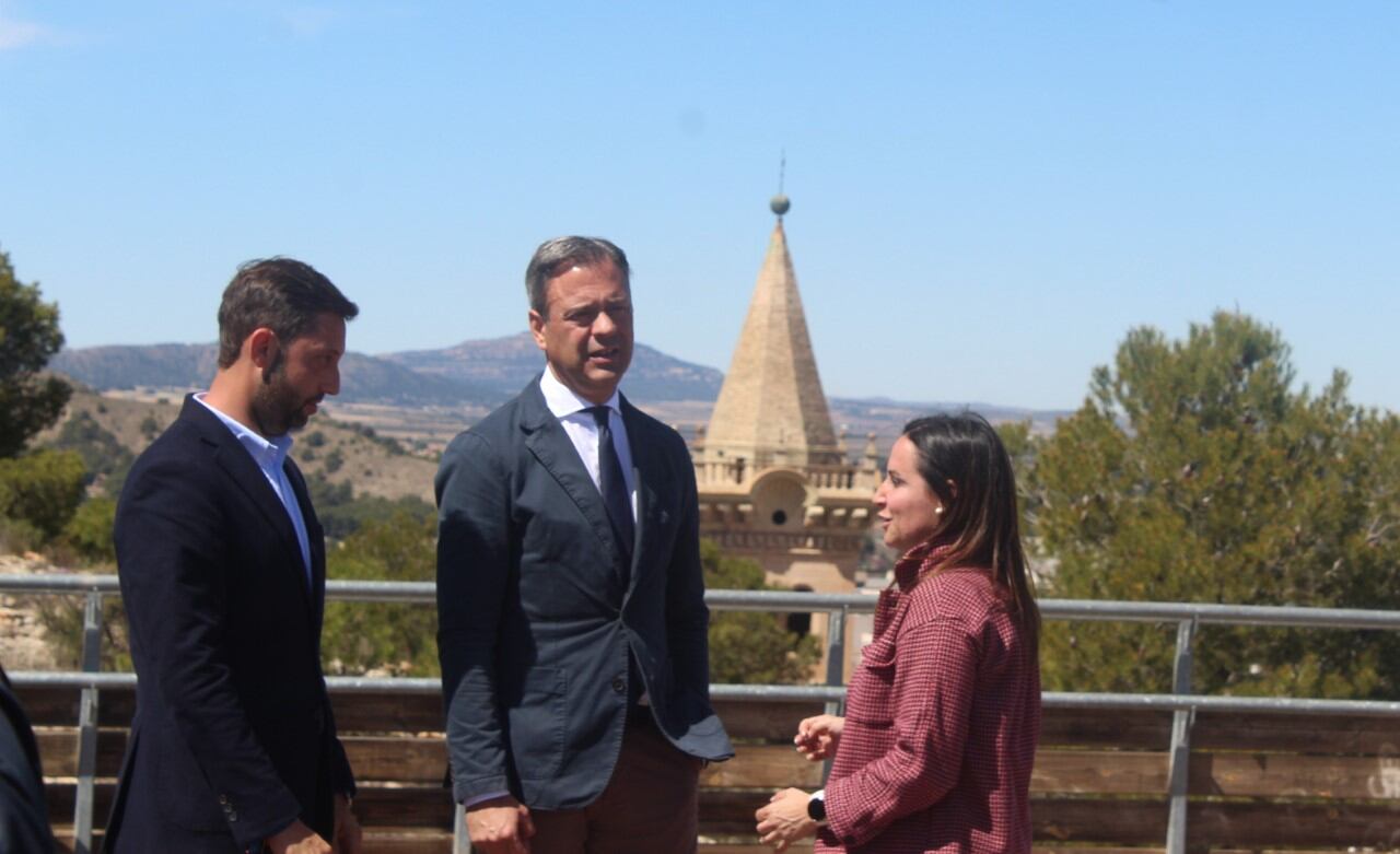 Durante la visita a Yecla del consejero de Presidencia, Turismo, Cultura, Juventud, Deportes y Portavocía, Marcos Ortuño para comprobar la evolución de los proyectos