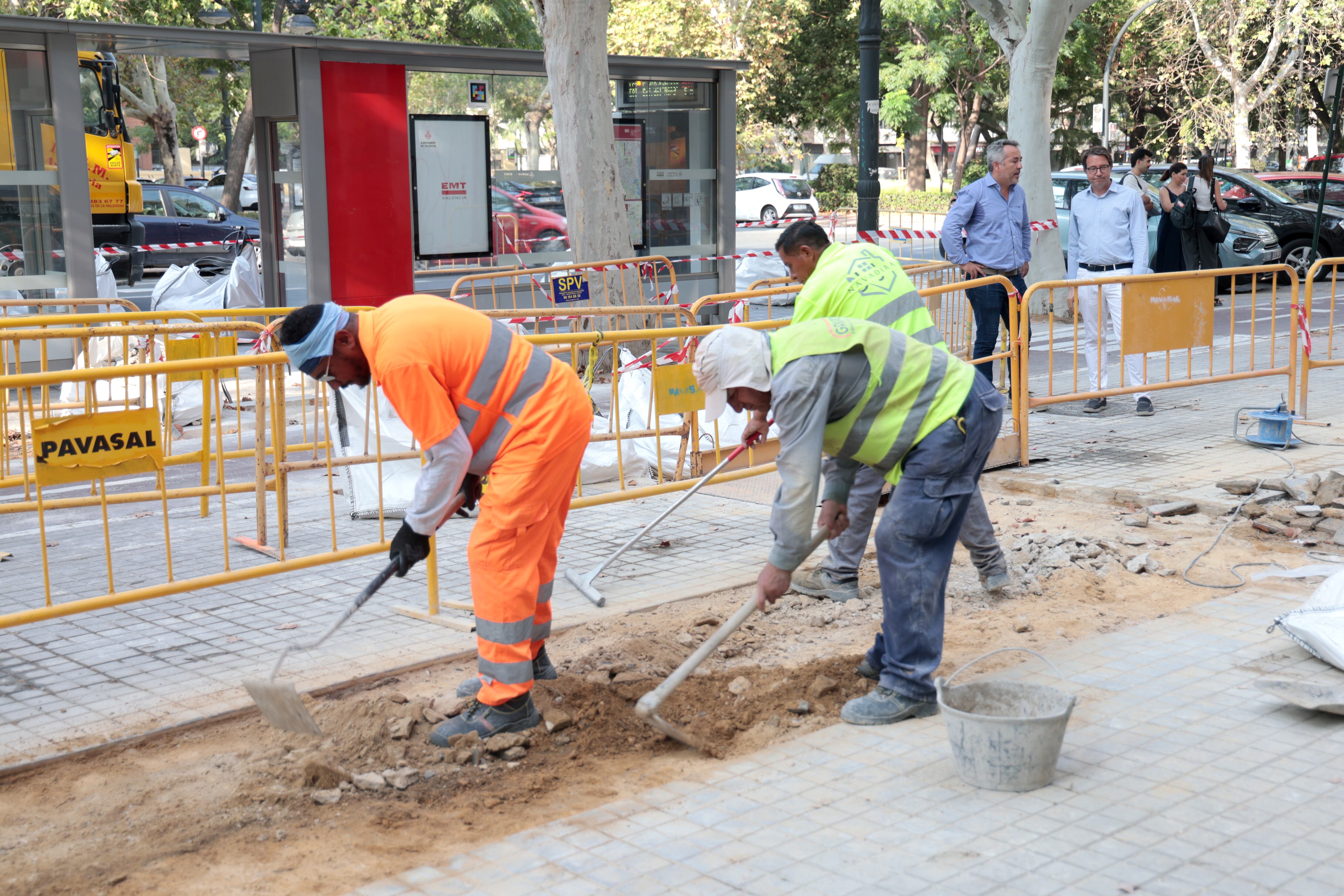 El alcalde en funciones y concejal de Urbanismo, Juan Giner, visita las obras de mejora y acondicionamiento de aceras. Avenida Blasco Ibáñez, nº 15.