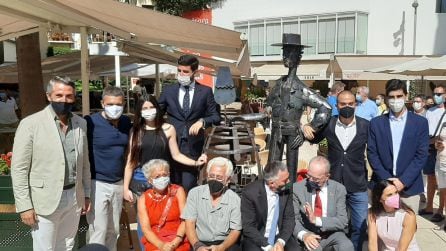 Familia Cobos, fundadora de Las Bodegas &#039;El Pimpi&#039;, junto al actor Antonio Banderas y el alcalde de Málaga, Francisco de la Torre, en torno a la nueva escultura del patio del establecimiento.