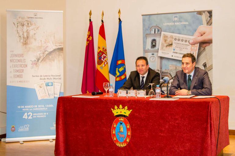 Juan Jesús Moreno García, Alcalde de Mula y José Laorden Sánchez, Delegado Comercial de Loterías y Apuestas del Estado en Murcia, durante la presentación del sorteo extraordinario que se celebra este sábado en Mula.