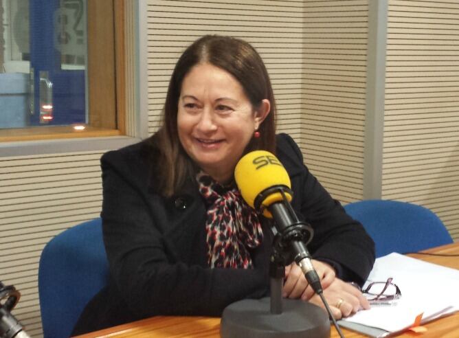 Dolores Berriel entrevistada en los estudios de Radio Club Tenerife de la Cadena SER