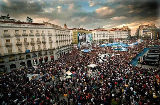 Vista aérea de la concentración convocada por la plataforma Democracia Real Ya que ha tenido lugar esta tarde en la Puerta del Sol, en Madrid