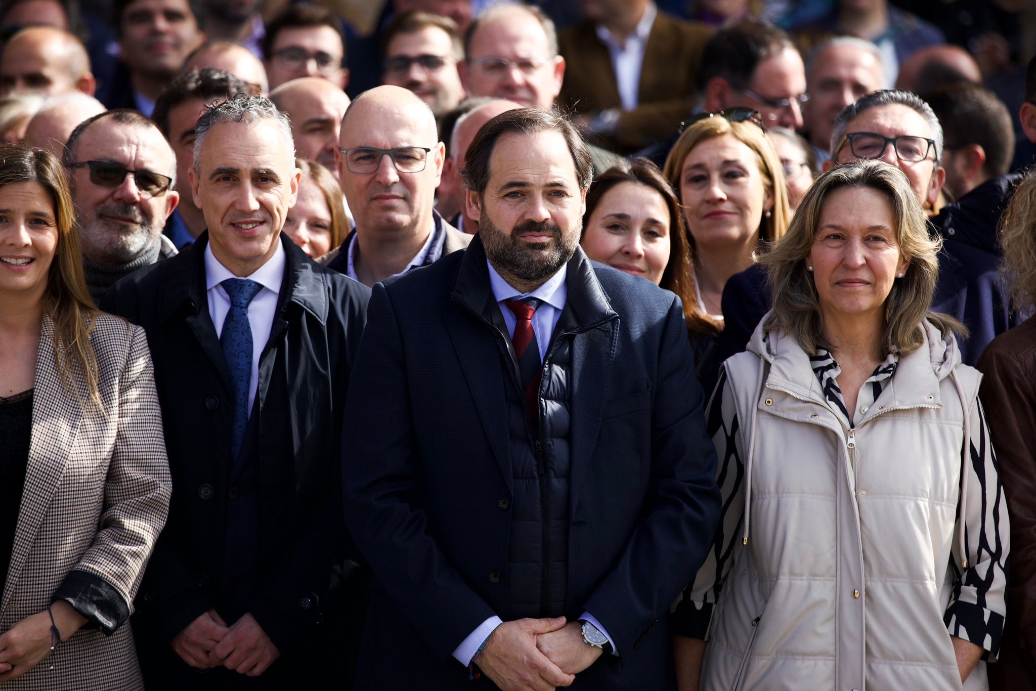 Paco Núñez, presidente del PP castellano-manchego, junto a los alcaldes que se han concentrado contra el canon del agua