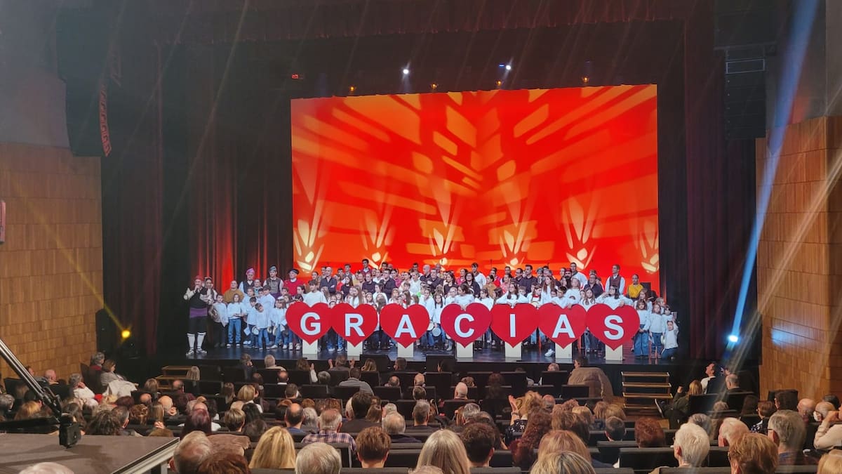 Roberto Ciria y amigos vuelven a llenar el escenario de jotas a beneficio de Aspanoa