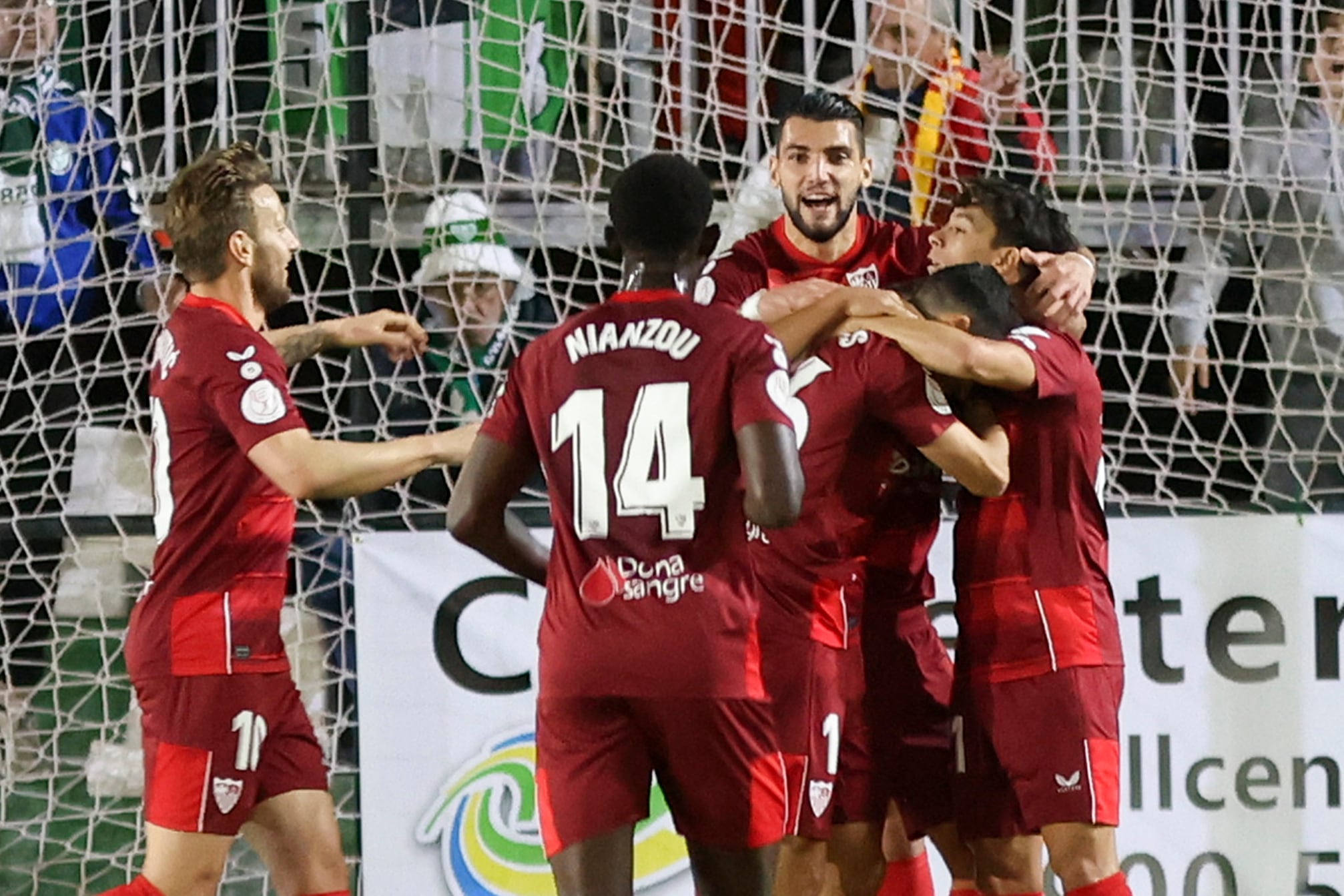 TORREMOLINOS (MÁLAGA), 21/12/2022.- Los jugadores del Sevilla celebran un gol durante un momento del partido que los enfrenta al Juventud Torremolinos correspondiente a la segunda ronda de Copa del Rey. EFE/Daniel Pérez