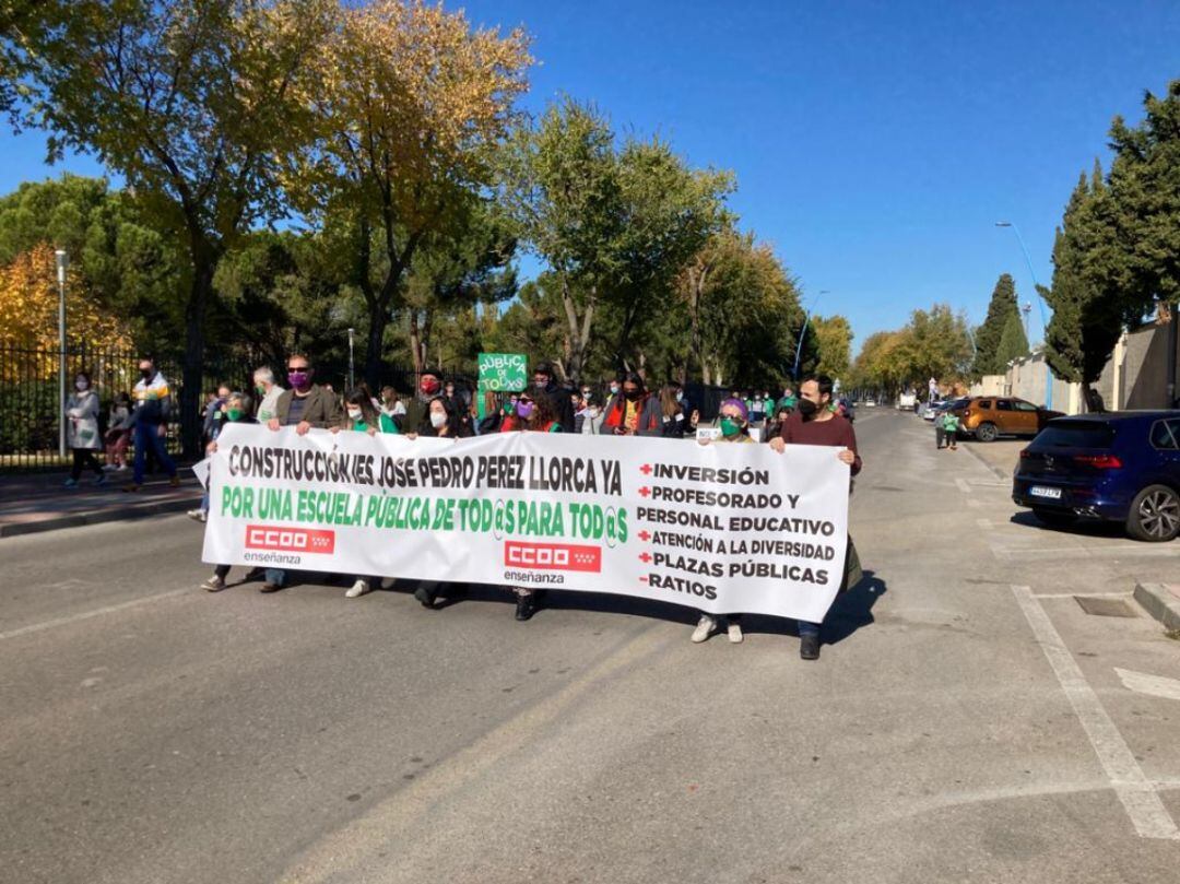 Vecinos con pancartas se manifiestan en Parla por la construcción de un instituto público