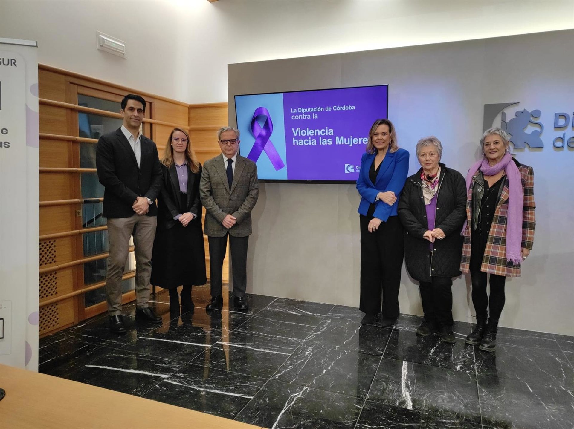 El presidente de la Diputación de Córdoba, Salvador Fuentes (centro), en la presentación de la nueva herramienta para víctimas de violencia de género.