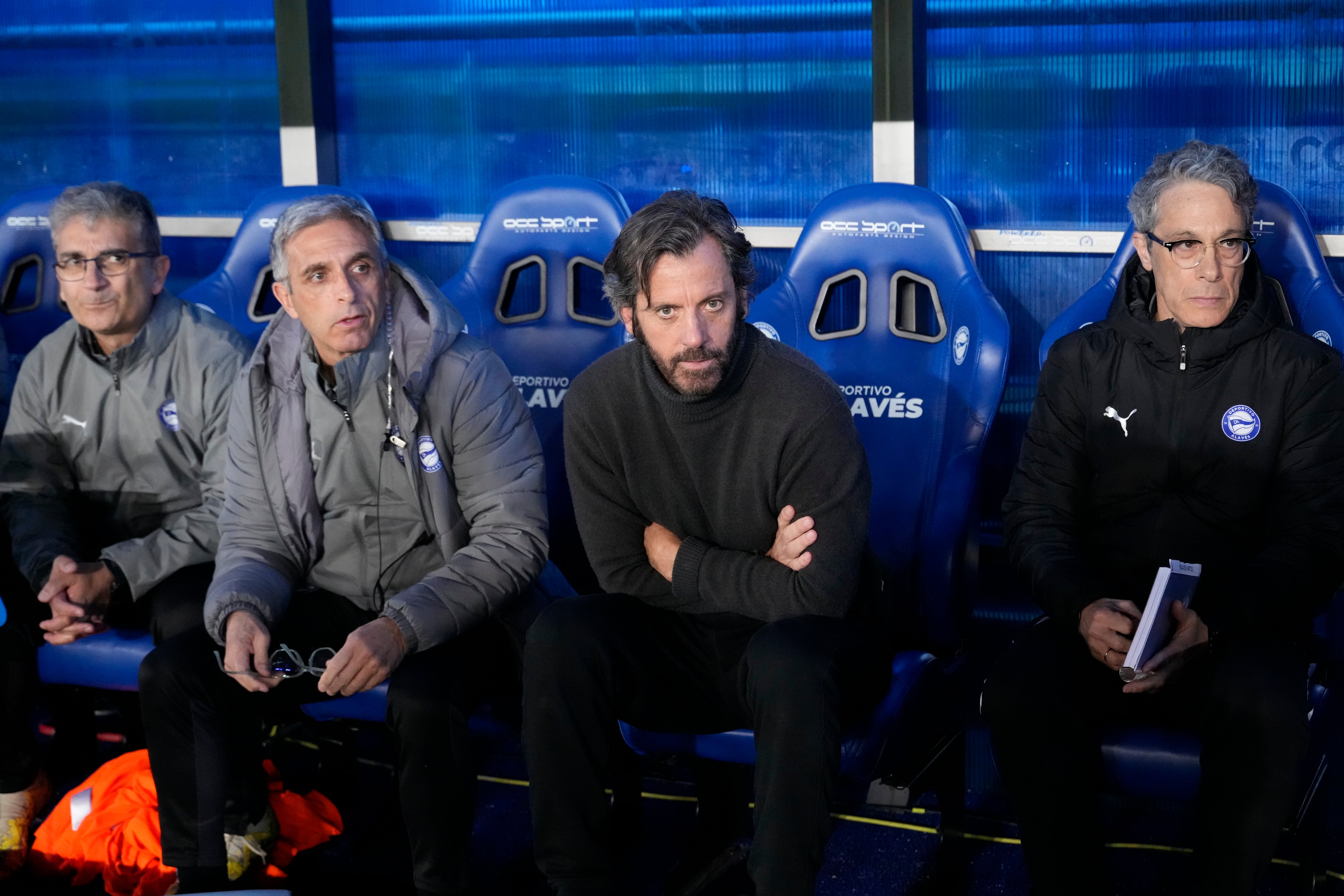 Vitoria-Gasteiz, 13/03/2026.- El nuevo técnico del Alavés, Enrique Sánchez Flores, antes del inicio del encuentro correspondiente a la jornada 28 de Laliga EA Sports que disputan este viernes Alavés y Villarreal en el estadio de Mendízorrotza, en Vitoria. EFE / ADRIAN RUIZ HIERRO.