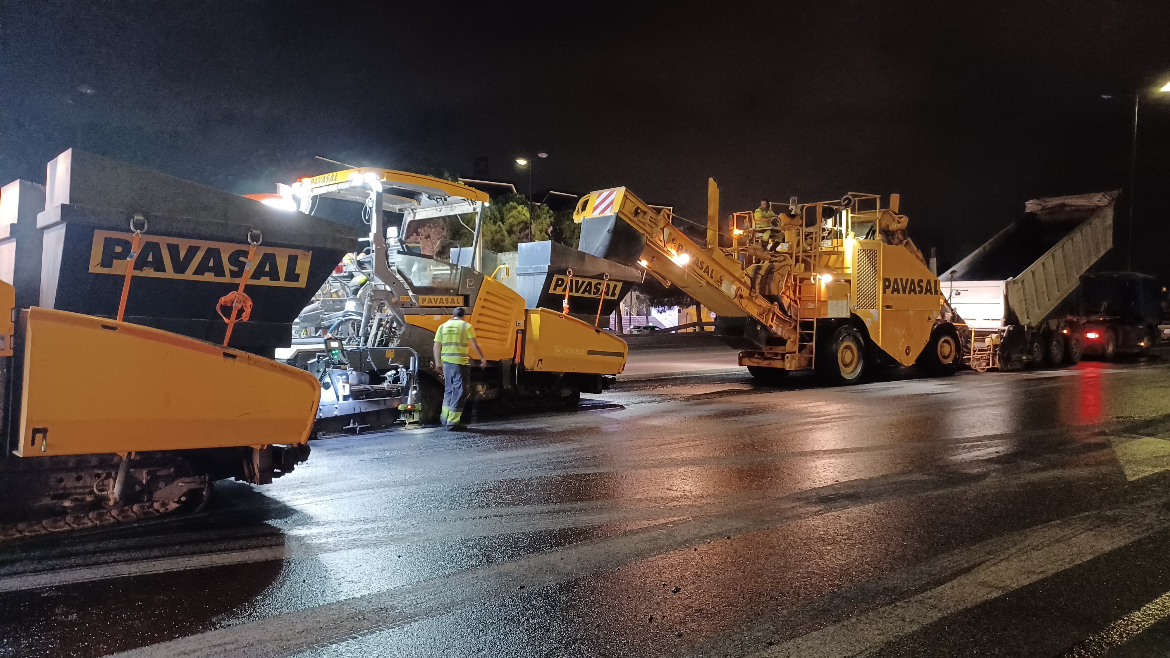 Trabajos de implantación de asfalto fonoabsorbente en la CV-35