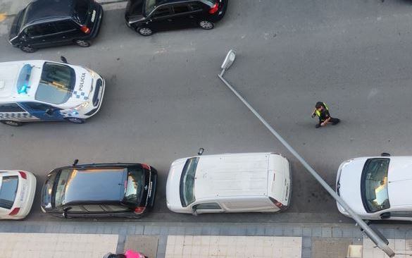 La farola caía sobre uno de los vehículos estacionados en la calle Tenerías en Huesca