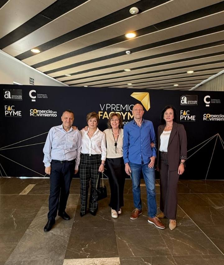 Familia Vilar con la pta de AEBI