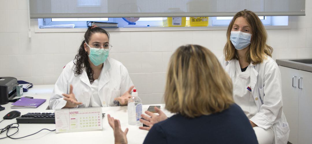 Dos trabajadoras sanitarias atienden a una paciente en un centro de atención primaria