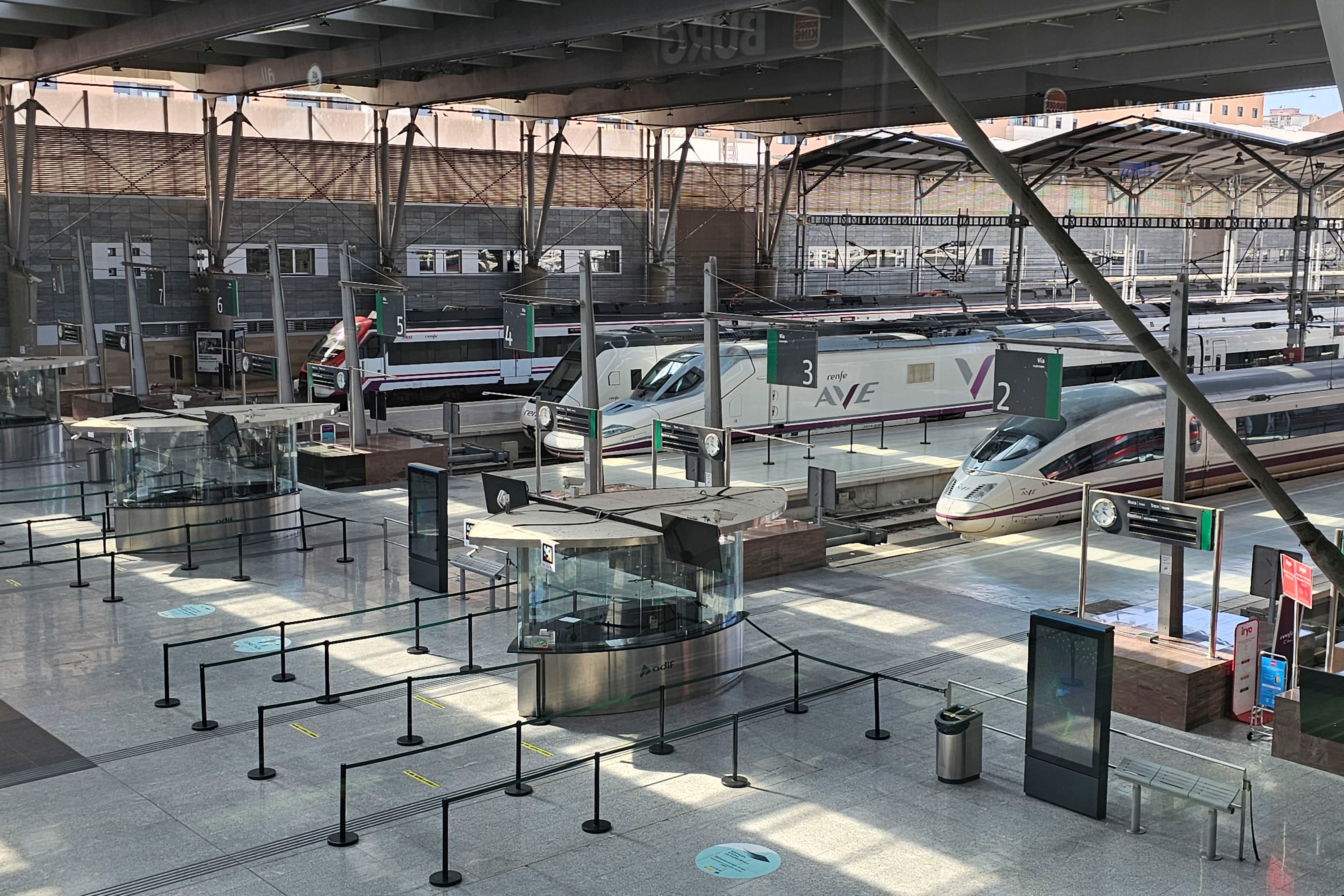, 18/03/2026.- Vista de la estación de tren María Zambrano de Málaga. El Administrador de Infraestructuras Ferroviarias (Adif) ha defendido que el desarrollo de las obras de reparación de la vía de Alta Velocidad entre Málaga y Madrid responden "a una cuestión de seguridad", a lo que van a dar prioridad, y ha explicado que la previsión de reapertura se revisará cada 15 días. EFE/Enrique Bermudez Garcia