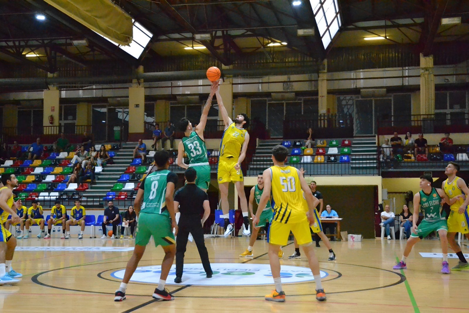 Salto inicial en uno de los partidos del CBI Elche esta temporada en el Pabellón Esperanza Lag