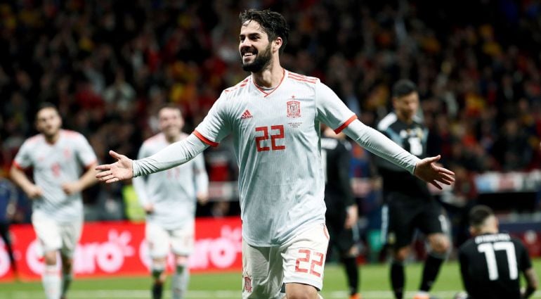 El centrocampista de la selección española Isco celebra tras marcar su tercer gol ante Argentina, sexto del equipo