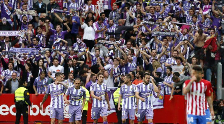 Los jugadores del Valladolid celebran un gol en El Molinón